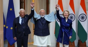 Representantes de la Unión Europea y la India celebrando la firma del tratado de libre comercio.