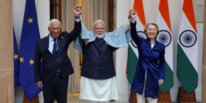 Representantes de la Unión Europea y la India celebrando la firma del tratado de libre comercio.