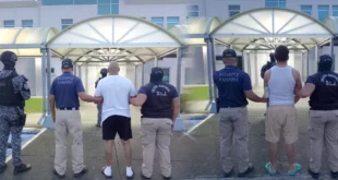 Agentes de Interpol Panamá custodiando a detenidos en el Aeropuerto de Tocumen