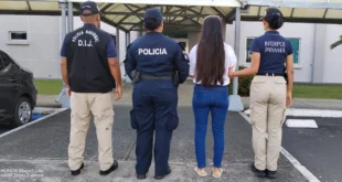 Interpol Panamá y el FBI completan extradición de ciudadana requerida por secuestro internacional de menores