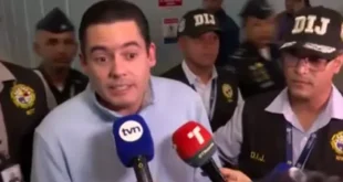 José Gabriel Carrizo custodiado por agentes de la DIJ en el Aeropuerto de Tocumen