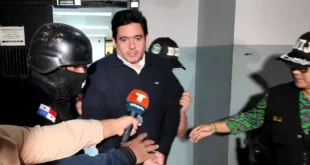 José Gabriel Carrizo escoltado por la policía nacional en Plaza Ágora