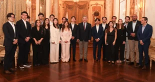 Ministro Juan Carlos Orillac reunido con estudiantes del programa PLEI en el Palacio de las Garzas
