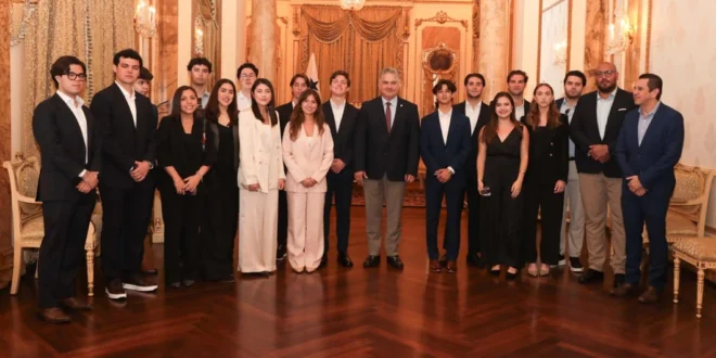 Ministro Juan Carlos Orillac reunido con estudiantes del programa PLEI en el Palacio de las Garzas