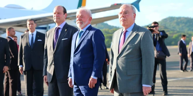 El presidente brasileño Lula da Silva saludando en el aeropuerto de Panamá