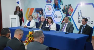 Autoridades de Mitradel y MOP anunciando el programa Más empleo más territorio en Panamá