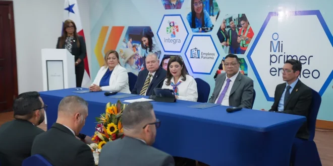 Autoridades de Mitradel y MOP anunciando el programa Más empleo más territorio en Panamá