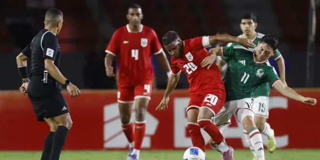 Jugadores durante el encuentro en el Estadio Rommel Fernández
