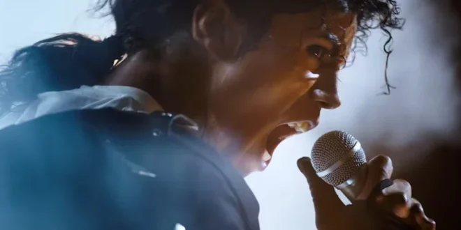 Jaafar Jackson interpretando a Michael Jackson en una escena de la película biográfica Michael.