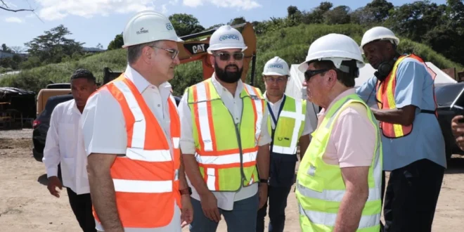 Ministro Juan Carlos Orillac inspeccionando los tanques de agua del Anillo Hidráulico Este