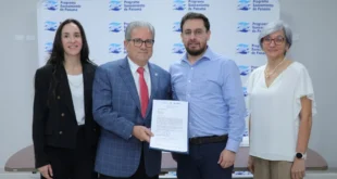 Ministro de Salud Dr. Fernando Boyd Galindo entregando la orden de proceder para el proyecto de saneamiento en Panamá Oeste