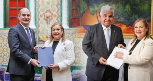 Presidente Mulino entregando documento oficial a la directora de ANTAI en el Palacio de Las Garzas