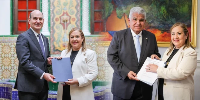 Presidente Mulino entregando documento oficial a la directora de ANTAI en el Palacio de Las Garzas