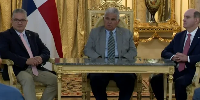 Firma de la Ley 506 para el pago del CEPADEM a jubilados en Panamá