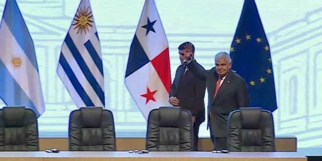 El Presidente Mulino en la firma del acuerdo comercial en Paraguay