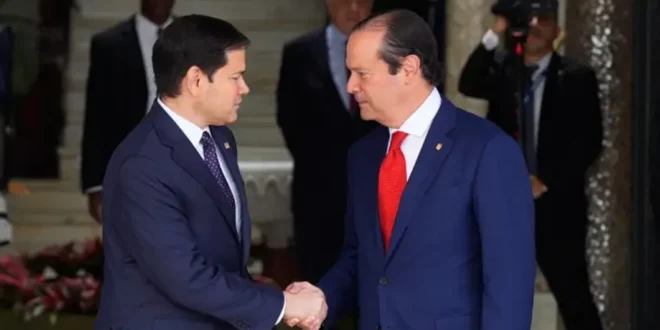 Javier Martínez-Acha y Marco Rubio estrechando la mano