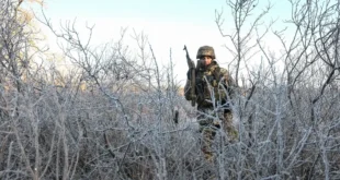 Soldado patrullando en territorio del Donbás