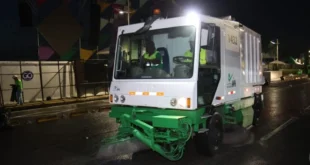 Personal de la AAUD realizando labores de limpieza profunda en la Cinta Costera tras los culecos de Carnaval.