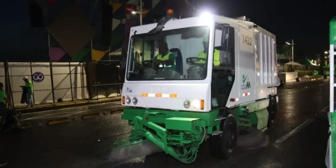 Personal de la AAUD realizando labores de limpieza profunda en la Cinta Costera tras los culecos de Carnaval.