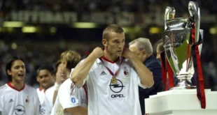 Andriy Shevchenko frente a la Copa de la Champions League tras la final de 2005.