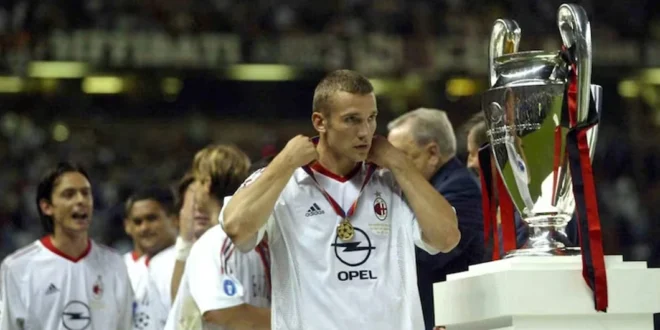Andriy Shevchenko frente a la Copa de la Champions League tras la final de 2005.