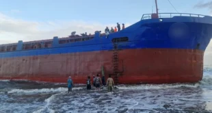 Barco de carga encallado en playa de María Chiquita bajo supervisión de la Autoridad Marítima de Panamá