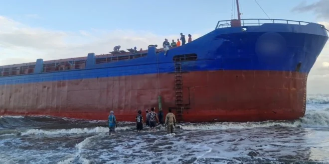 Barco de carga encallado en playa de María Chiquita bajo supervisión de la Autoridad Marítima de Panamá