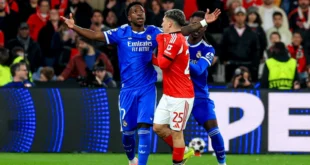 Prestianni y Vinicius Jr. durante el encuentro entre Benfica y Real Madrid