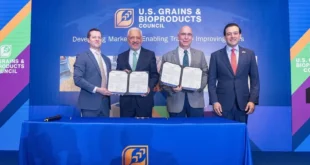 Administrador del Canal de Panamá y Presidente del USGBC firmando acuerdo comercial