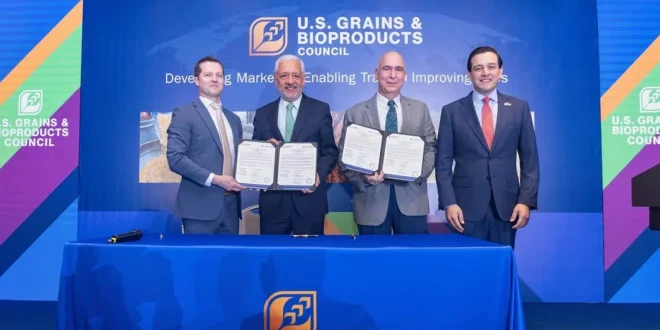 Administrador del Canal de Panamá y Presidente del USGBC firmando acuerdo comercial