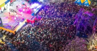Personas celebrando en los carnavales en la Cinta Costera Panamá
