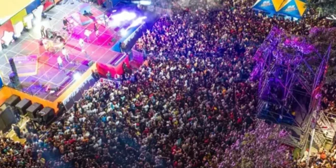 Personas celebrando en los carnavales en la Cinta Costera Panamá