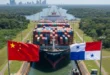 Buque de carga transitando por el Canal de Panamá con banderas de China y Panamá