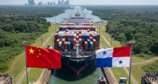 Buque de carga transitando por el Canal de Panamá con banderas de China y Panamá