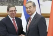 Canciller cubano, Bruno Rodríguez, estrecha la mano de su homólogo chino, Wang Yi