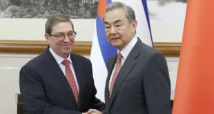 Canciller cubano, Bruno Rodríguez, estrecha la mano de su homólogo chino, Wang Yi