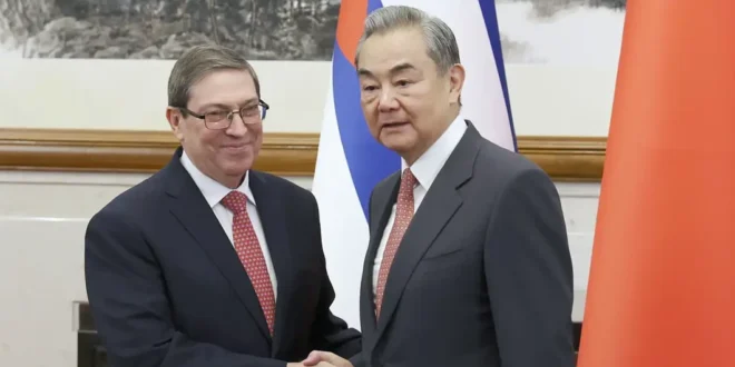 Canciller cubano, Bruno Rodríguez, estrecha la mano de su homólogo chino, Wang Yi