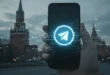 Dispositivo móvil con el logo de Telegram frente al Kremlin de Moscú, simbolizando el control digital en Rusia.