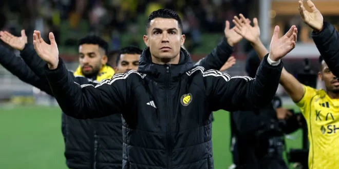 Cristiano Ronaldo con gesto de preocupación durante un partido en la liga de Arabia Saudita.