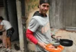 Cubanos cocinando con leña y carbón en un patio debido a la falta de electricidad y gas
