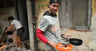 Cubanos cocinando con leña y carbón en un patio debido a la falta de electricidad y gas