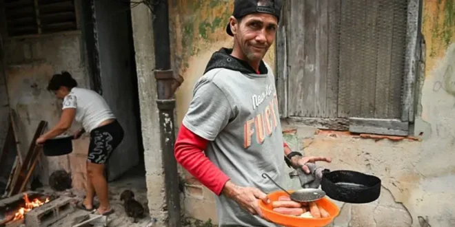 Cubanos cocinando con leña y carbón en un patio debido a la falta de electricidad y gas