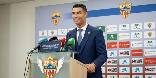 Cristiano Ronaldo con el escudo de la UD Almería representando su nueva faceta como inversor (Imagen creada con IA)