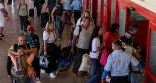 Turistas rusos se preparan para abordar un vuelo de regreso en el aeropuerto de Varadero