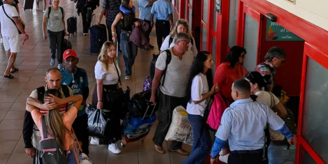 Turistas rusos se preparan para abordar un vuelo de regreso en el aeropuerto de Varadero