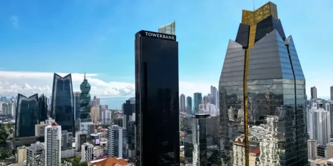 Vista aérea del centro financiero de Panamá representando estabilidad económica