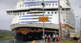 El crucero neopanamax Disney Adventure transitando por las esclusas de Agua Clara en el Canal de Panamá