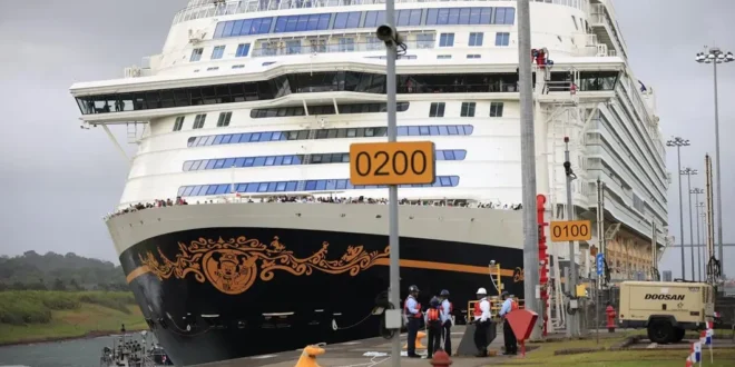 El crucero neopanamax Disney Adventure transitando por las esclusas de Agua Clara en el Canal de Panamá