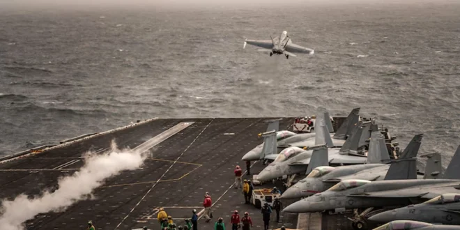 Avión de combate F-35C de Estados Unidos despegando desde un portaaviones en misión de defensa