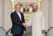 ministro de Asuntos Exteriores iraní, Abbas Araghchi, estrechando la mano del ministro de Asuntos Exteriores de Omán, Badr bin Hamad al-Busaidi